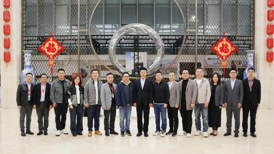 京東家電代表團走進太陽雨零碳工廠